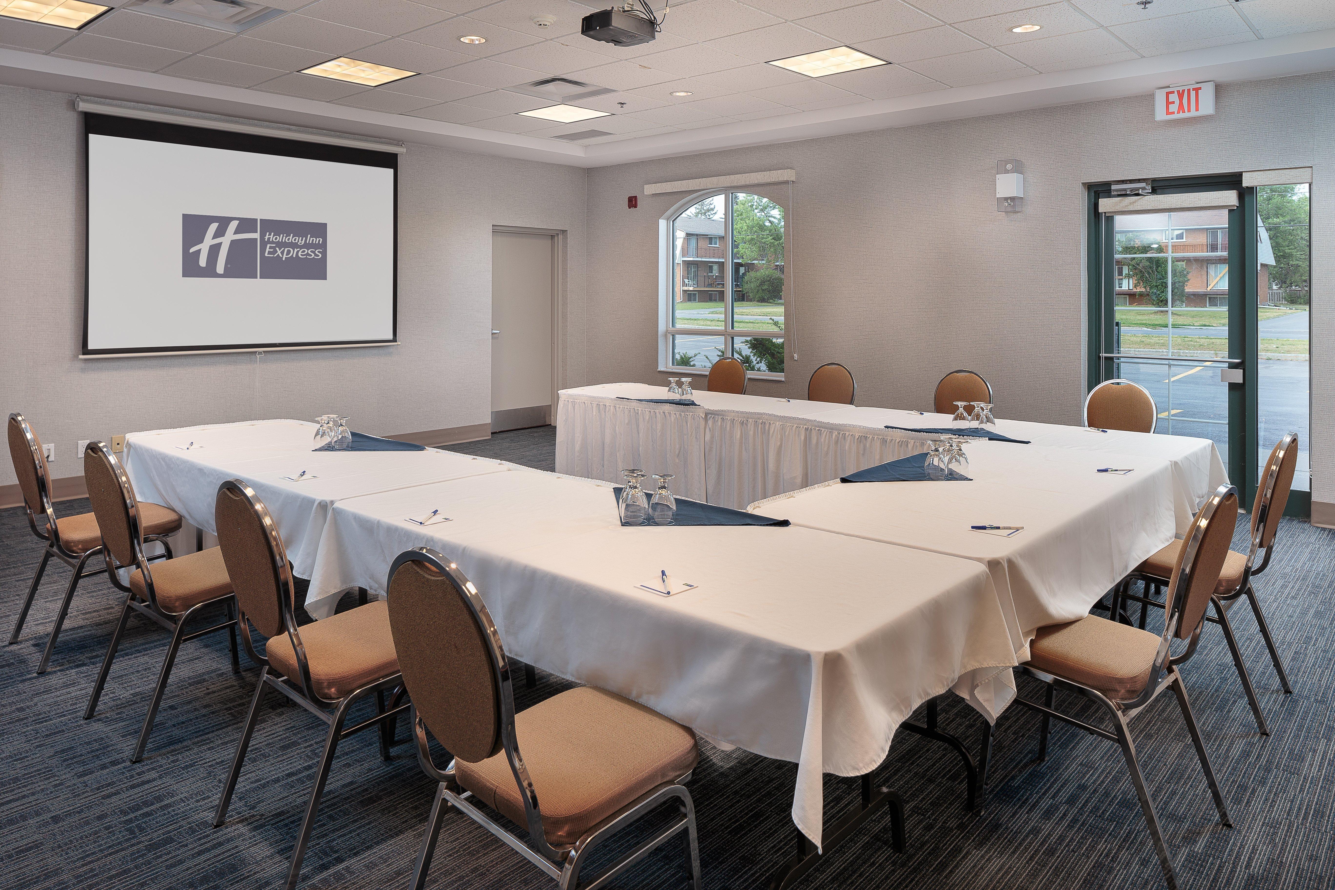Holiday Inn Express & Suites - Belleville By Ihg Exteriör bild