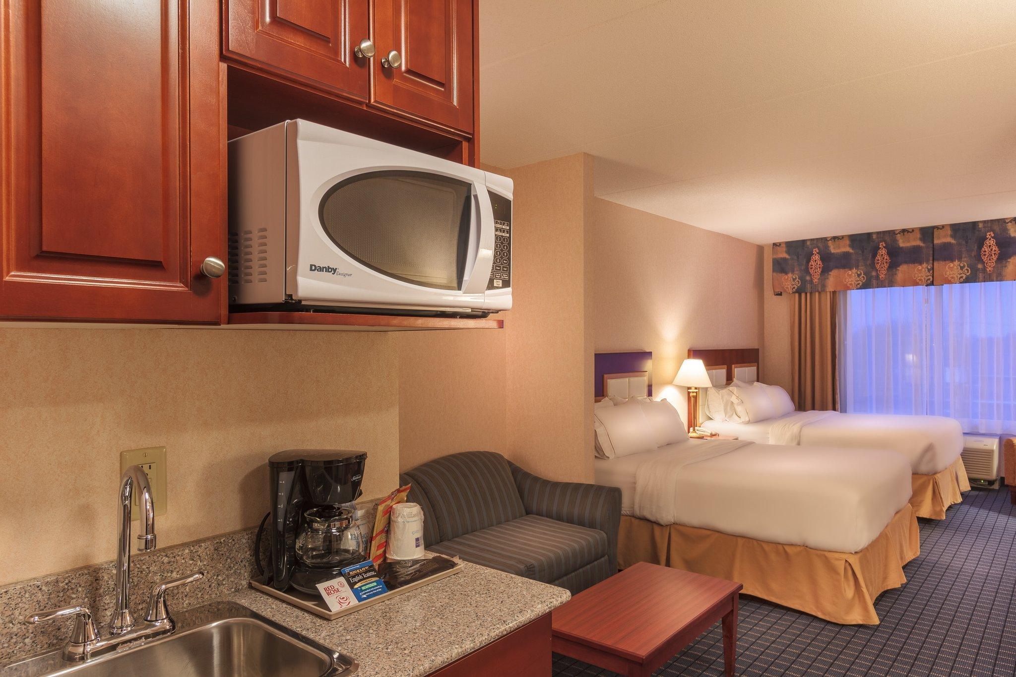 Holiday Inn Express & Suites - Belleville By Ihg Exteriör bild