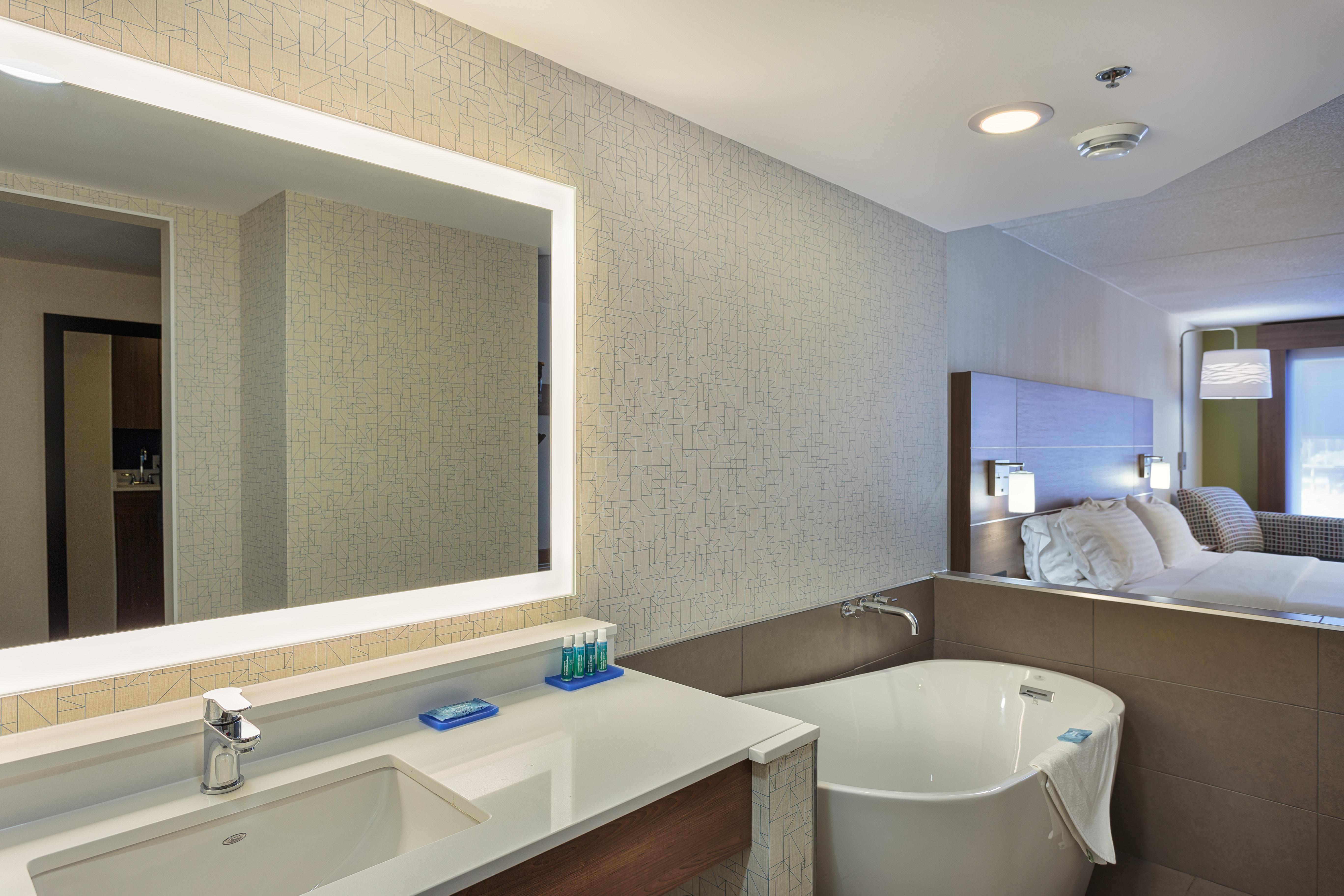 Holiday Inn Express & Suites - Belleville By Ihg Exteriör bild