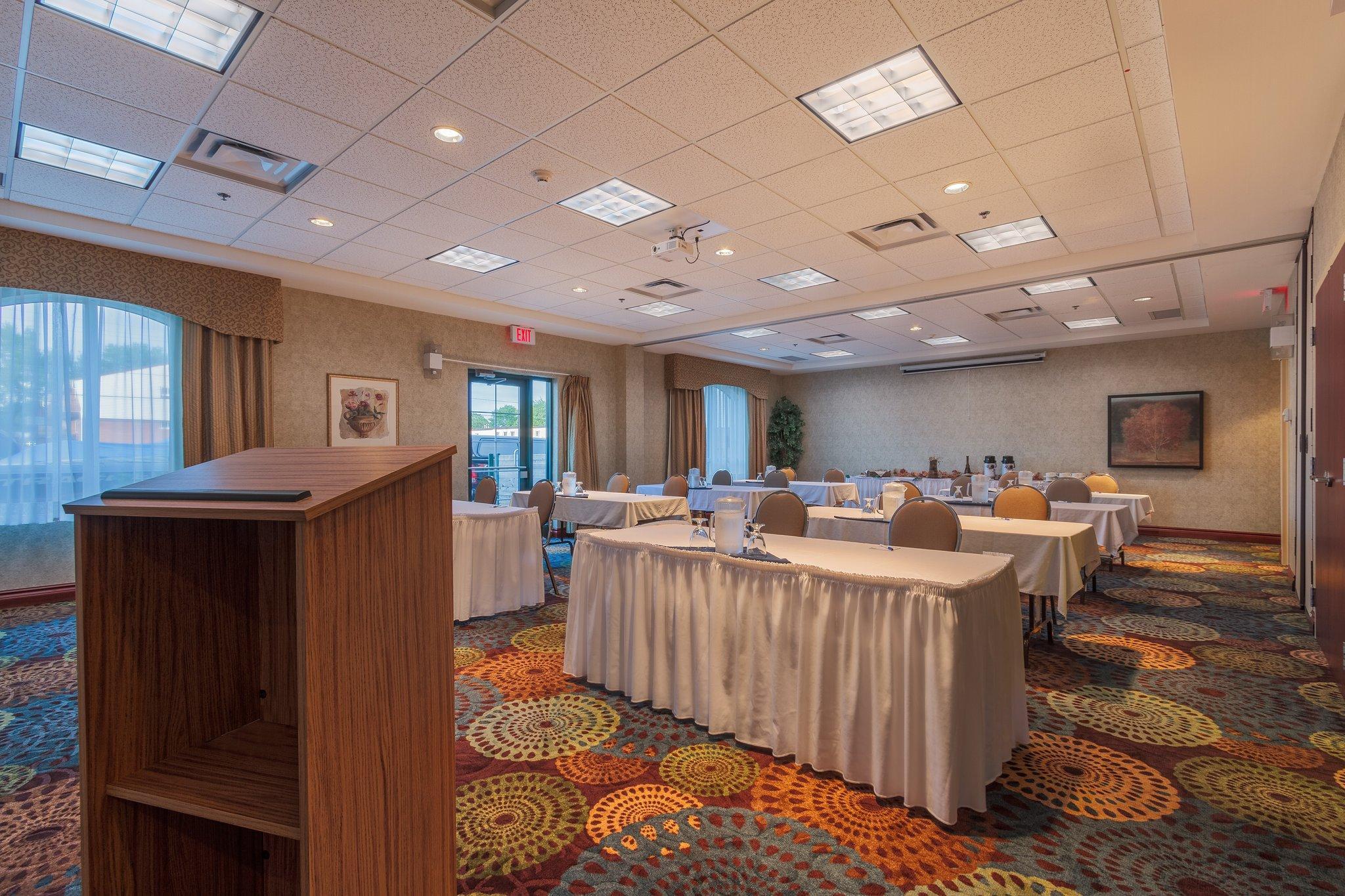 Holiday Inn Express & Suites - Belleville By Ihg Exteriör bild