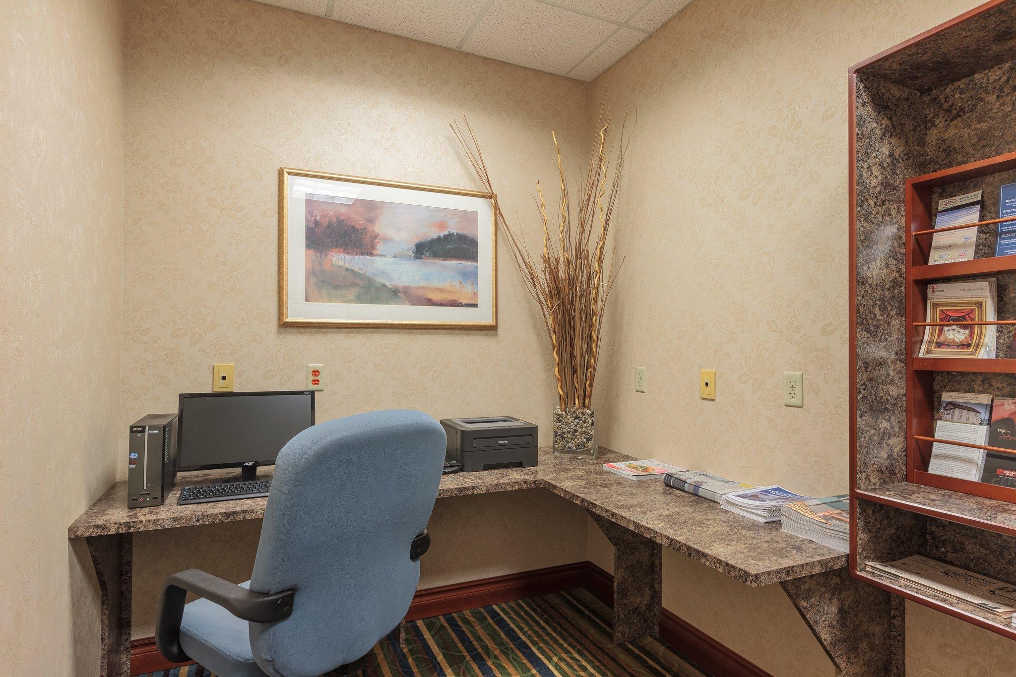 Holiday Inn Express & Suites - Belleville By Ihg Exteriör bild